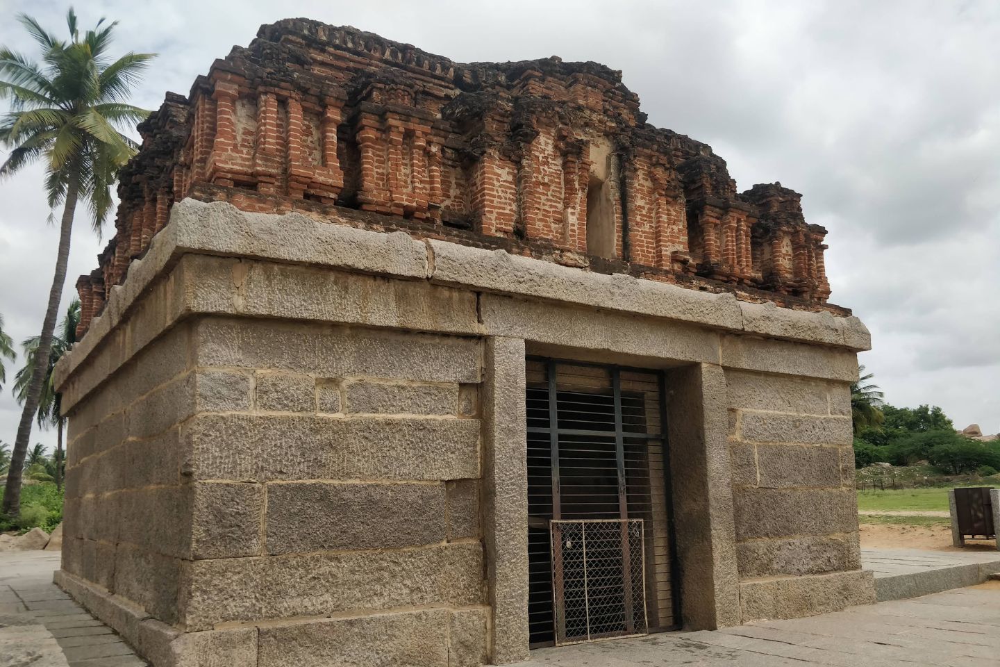 Badavilinga Temple Hampi